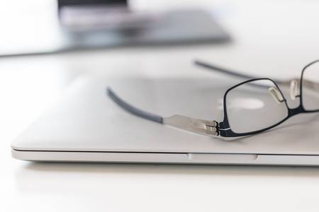 Brille und Laptop